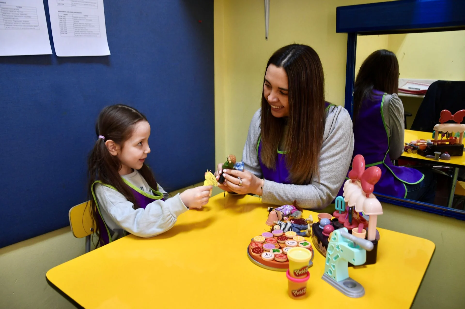 Educadora y niña realizando una actividad de aprendizaje mediante el juego en Magos Recoleta