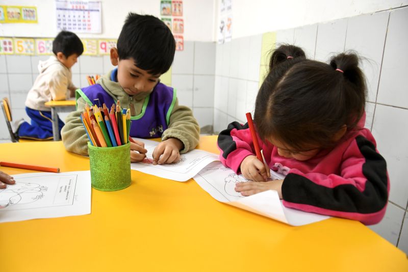 Niños dibujando y aprendiendo en la sala de clases